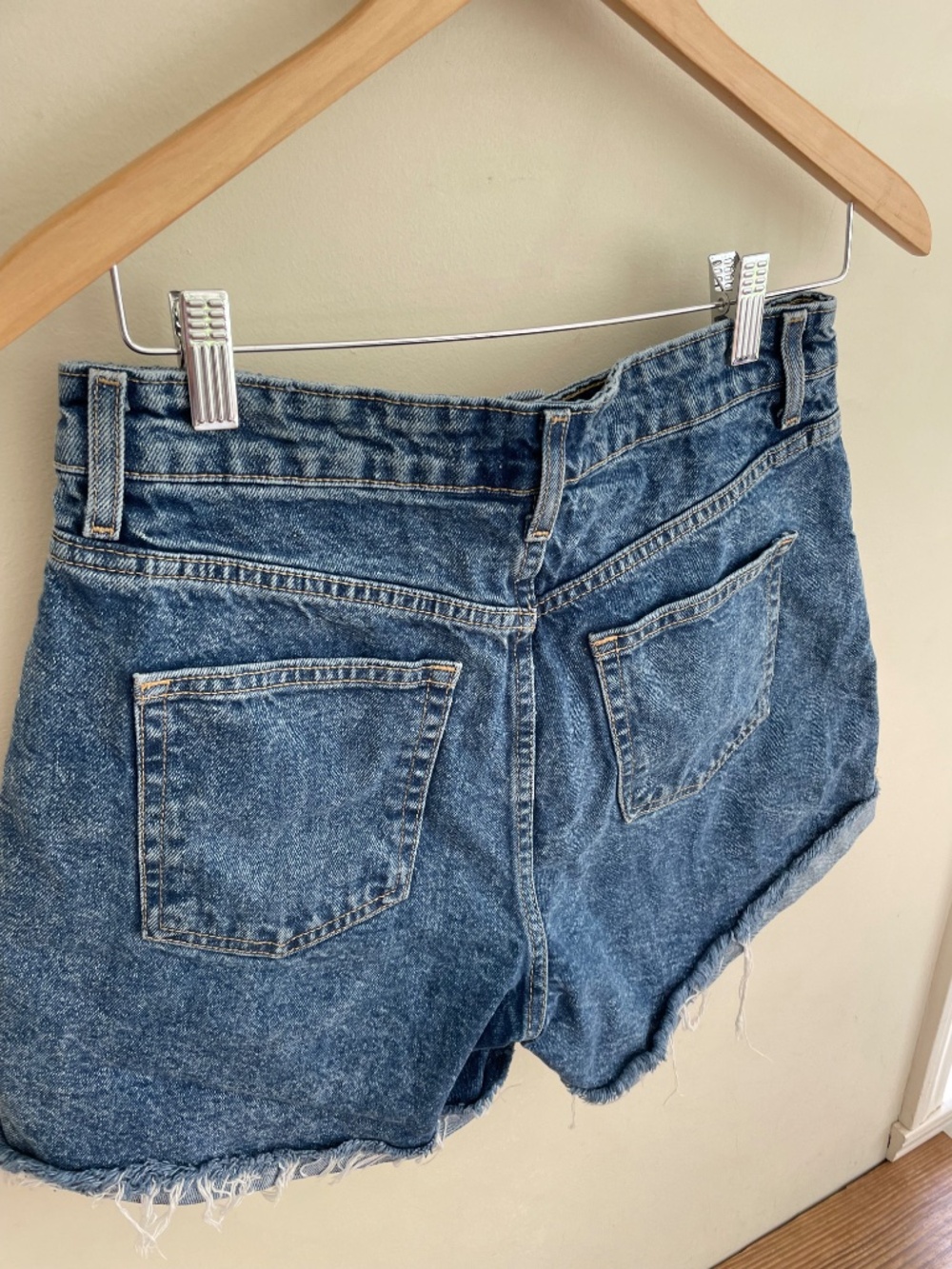 H&M | Relaxed fit blue denim raw hem high waist baggy shorts - Picture 5 of 9
